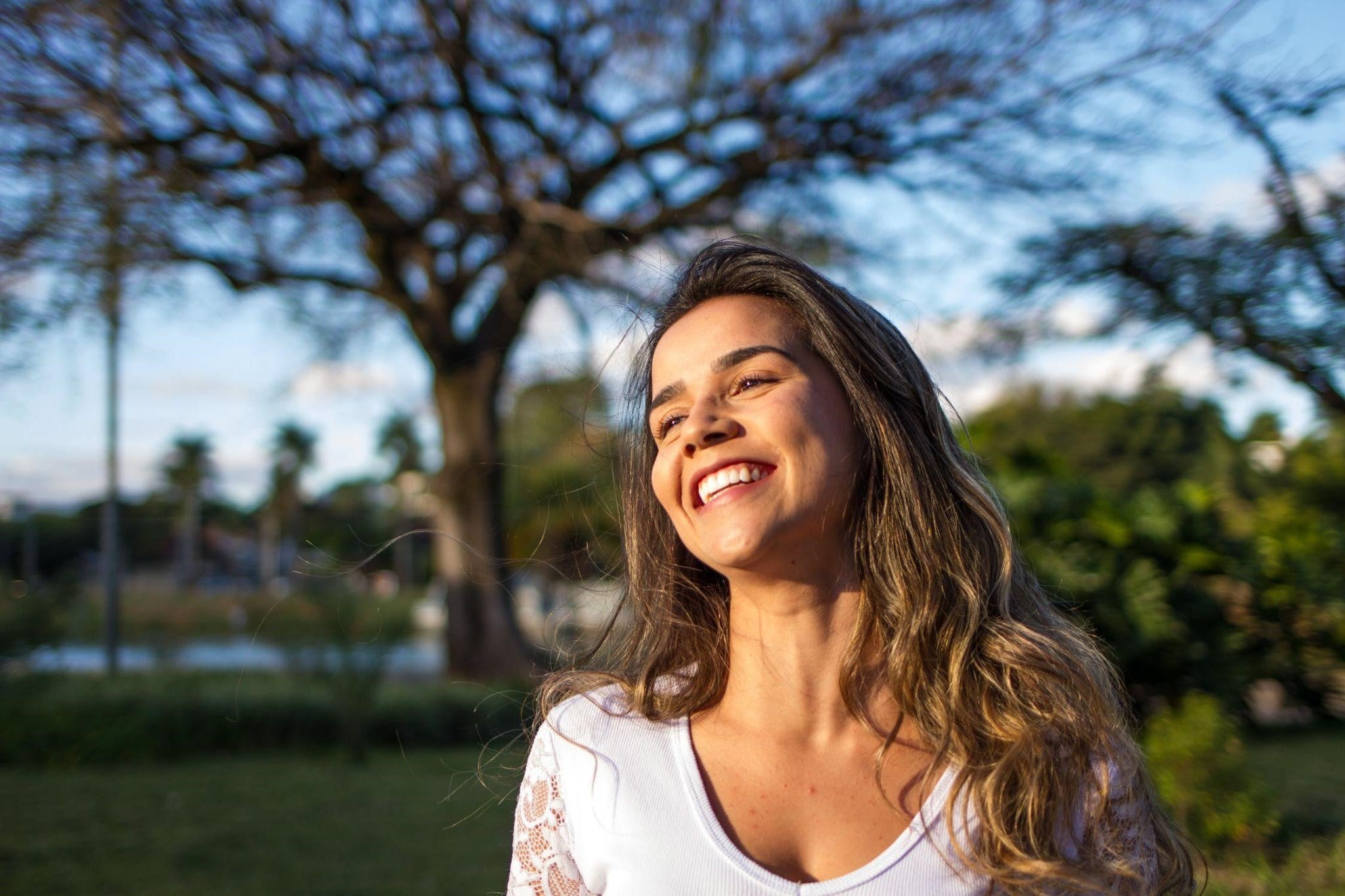 Lady with straight teeth and a good smile
